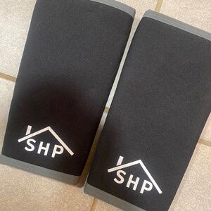 Knee sleeves